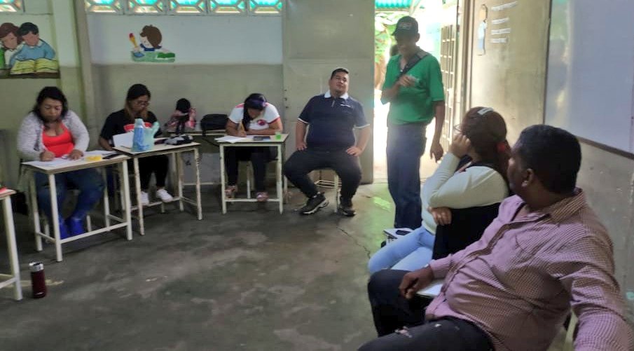 Continúa el despliegue en el Edo. <a href="/MRTAragua/">MRT Aragua</a> de nuestro Responsable Político del Bloque <a href="/DavidTupamaro/">David Aguilera</a>, ésta vez se encuentra con la estructura política del Mpio. Bolivar, junto a la D.R.O y @RogerPintoMRT presidente de nuestro partido #TUPAMARO

#PuebloConscienteSiempre
