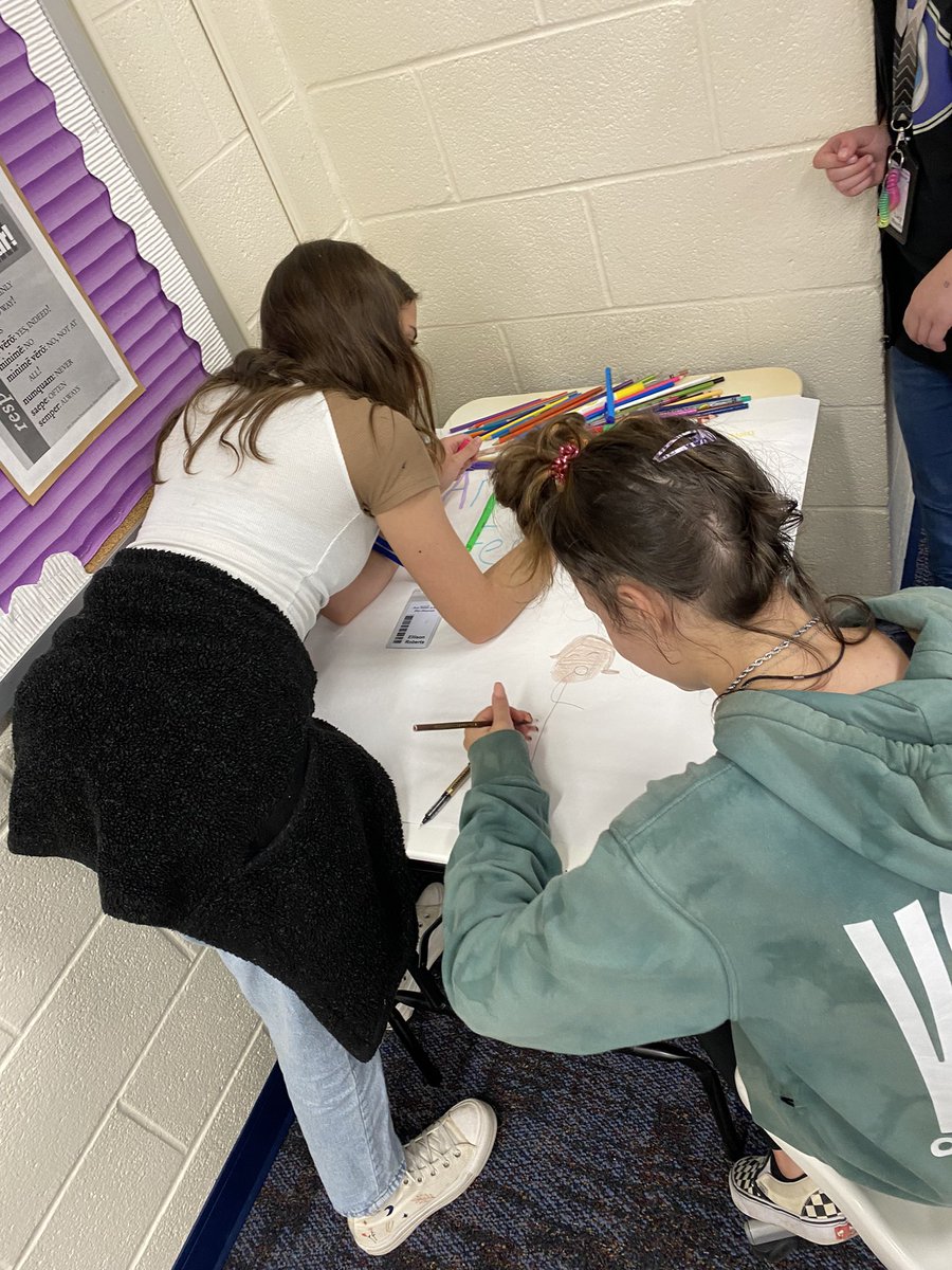 MagistraCheatha's tweet photo. Writing and illustrating sentences in Latin today. @DentMiddle #latinteacher #latinclass https://t.co/JYv0isvecc