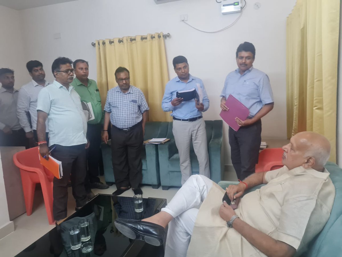 आज जनपद कुशीनगर में पथिक निवास पर नहरों में पानी की उपलब्धता के सम्बन्ध में सिंचाई विभाग के अधिकारियों के साथ बैठक किया।
          ‘‘उक्त बैठक में पुलिस कमिश्नर गोरखपुर एवं जिलाधिकारी कुशीनगर को प्राथमिकता के आधार पर नहरों की पेट्रोलिंग करवाने एवं नहर के कटान सम्बन्धी मामले ..(1)