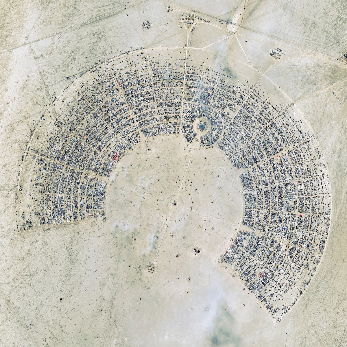 mnvrsngh's tweet photo. With #BurningMan days away, I’ve been thinking about the incredible similarities between Burning Man (left) &amp; the ancient hunter-gatherer earthwork site, Poverty Point (right).

I don’t know of anyone who has explained the convergent design, so here's some speculation: https://t.co/YcZSJk9hpg