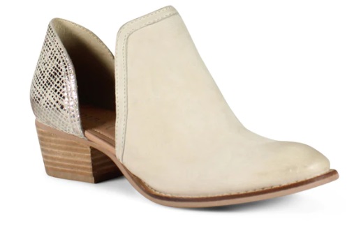 NaborsShoes's tweet image. SHY TOWN by #DibaTrue has a leather upper that features an extended vamp design that bends &amp;amp; molds to the foot with an adjustable top-line feature creates an eye-catching contrast. Get these in store or at NaborsShoeCenter.com.
#NaborsShoeCenter #NextDoorNabors #TheShoeDog