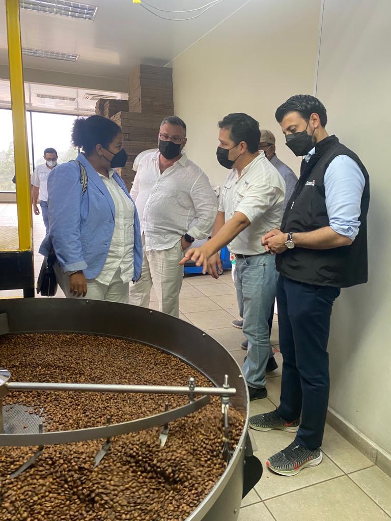 EmbCanCRHNNI's tweet photo. #Fbf El SP Sidhu y la Embajadora @efwilliams1 se reunieron con jóvenes emprendedores en Honduras🇭🇳, quienes son apoyados por #PROLEMPA, uno de los proyectos de cooperación internacional de Canadá🇨🇦 el cual les ha apoyado a emprender 🧵☕️🌱 y proyectar una visión de futuro. https://t.co/JNopgVlGHk