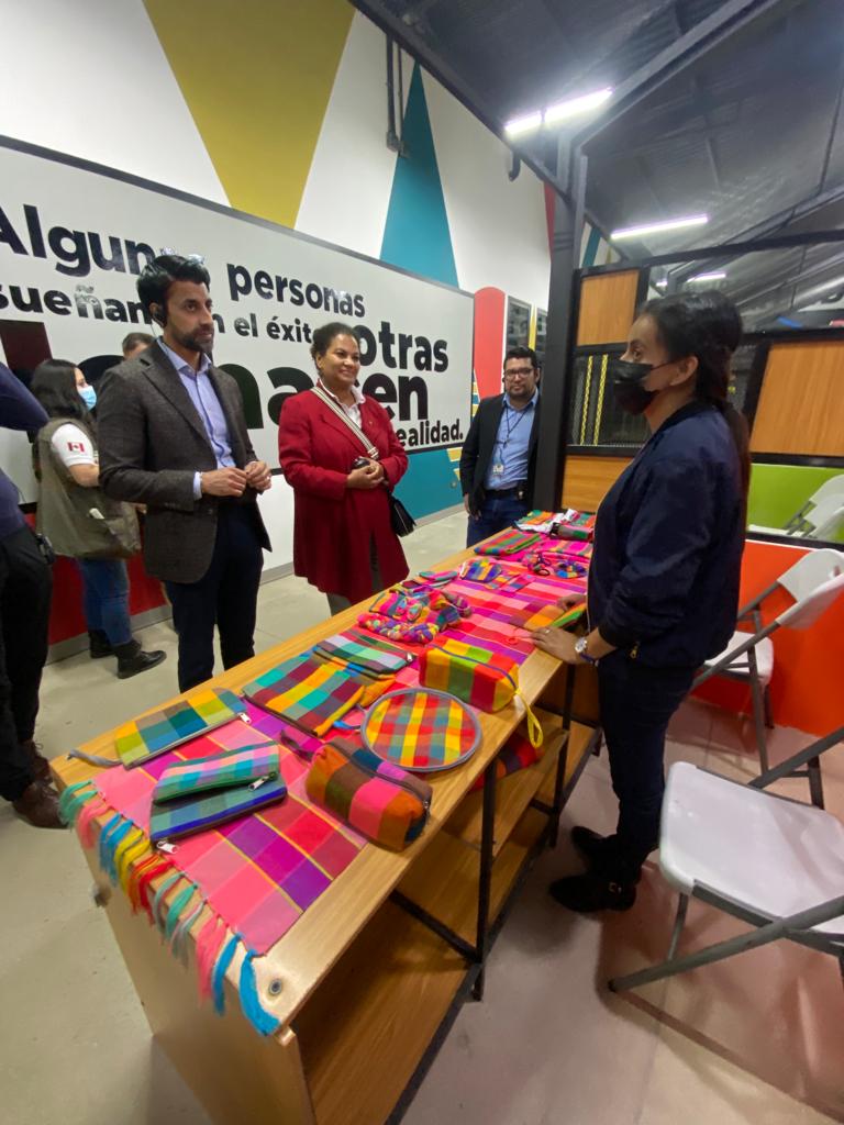EmbCanCRHNNI's tweet photo. #Fbf El SP Sidhu y la Embajadora @efwilliams1 se reunieron con jóvenes emprendedores en Honduras🇭🇳, quienes son apoyados por #PROLEMPA, uno de los proyectos de cooperación internacional de Canadá🇨🇦 el cual les ha apoyado a emprender 🧵☕️🌱 y proyectar una visión de futuro. https://t.co/JNopgVlGHk