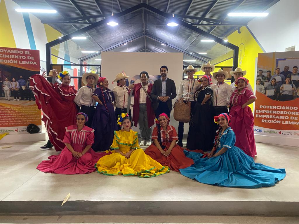 EmbCanCRHNNI's tweet photo. #Fbf El SP Sidhu y la Embajadora @efwilliams1 se reunieron con jóvenes emprendedores en Honduras🇭🇳, quienes son apoyados por #PROLEMPA, uno de los proyectos de cooperación internacional de Canadá🇨🇦 el cual les ha apoyado a emprender 🧵☕️🌱 y proyectar una visión de futuro. https://t.co/JNopgVlGHk