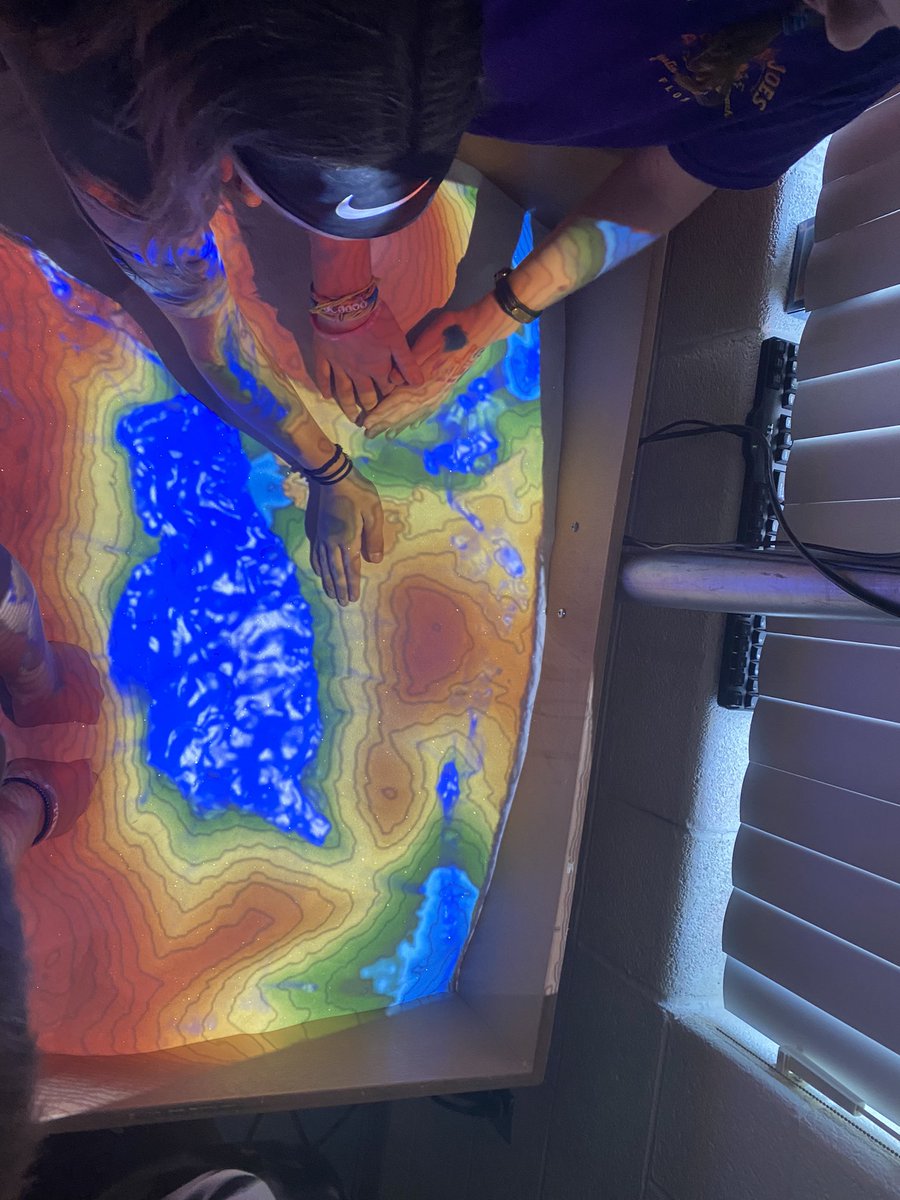 jc4_ed's tweet image. Was touch and go for a bit but @GriffithIT25 to the rescue! Looky what I have! #yesweplayinthesand #arsandbox #handson #middleschool #geographyteacher @AMSWildcats