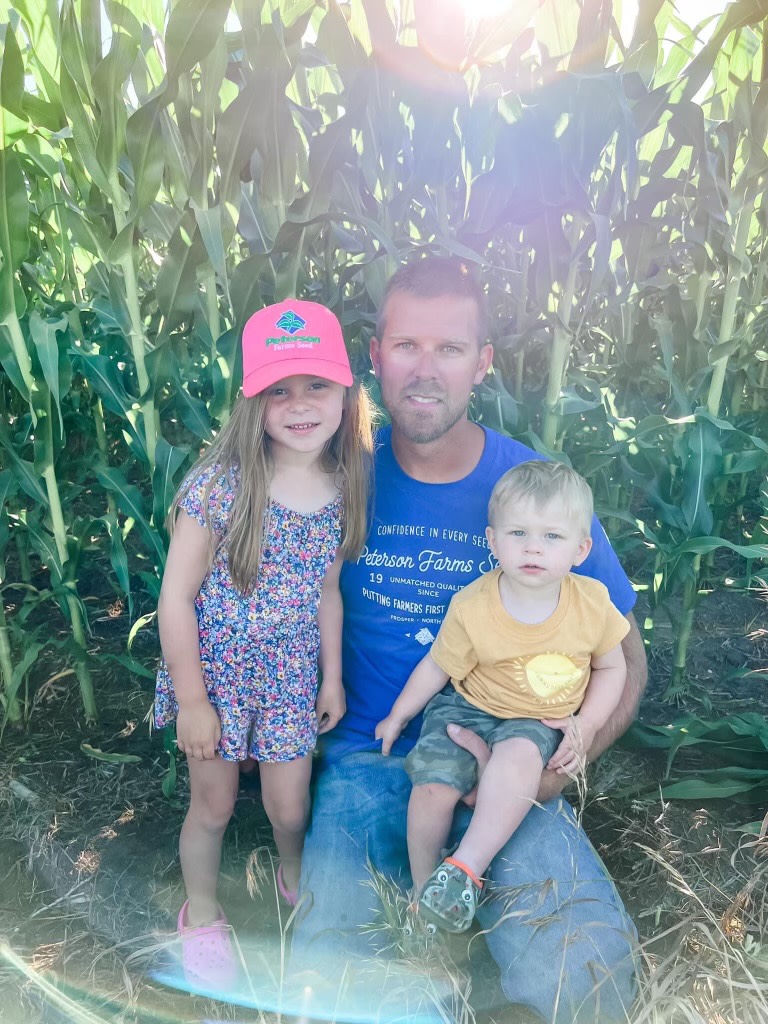 PFSeed's tweet photo. LIKE FATHER, LIKE DAUGHTER | These #pfslilsprouts are the adorable children of our Territory Manager, Paul Bromley. Just like that corn behind them, they are undoubtedly being raised right! https://t.co/DtJXR6KfCU