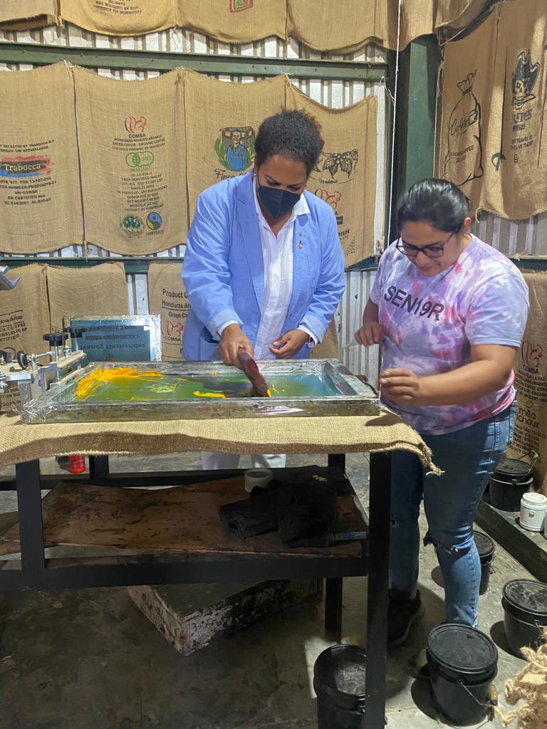 AmbCanCRHNNI's tweet photo. #Fbf Le SP Sidhu et l'Ambassadrice @efwilliams1 ont rencontré des jeunes entrepreneurs au Honduras 🇭🇳 soutenus par #PROLEMPA, un des projets de coopération internationale du Canada🇨🇦 qui les a aidés à lancer leur entreprise🧵☕️🌱 et projeter leur avenir. https://t.co/OzlVJ9n3SY
