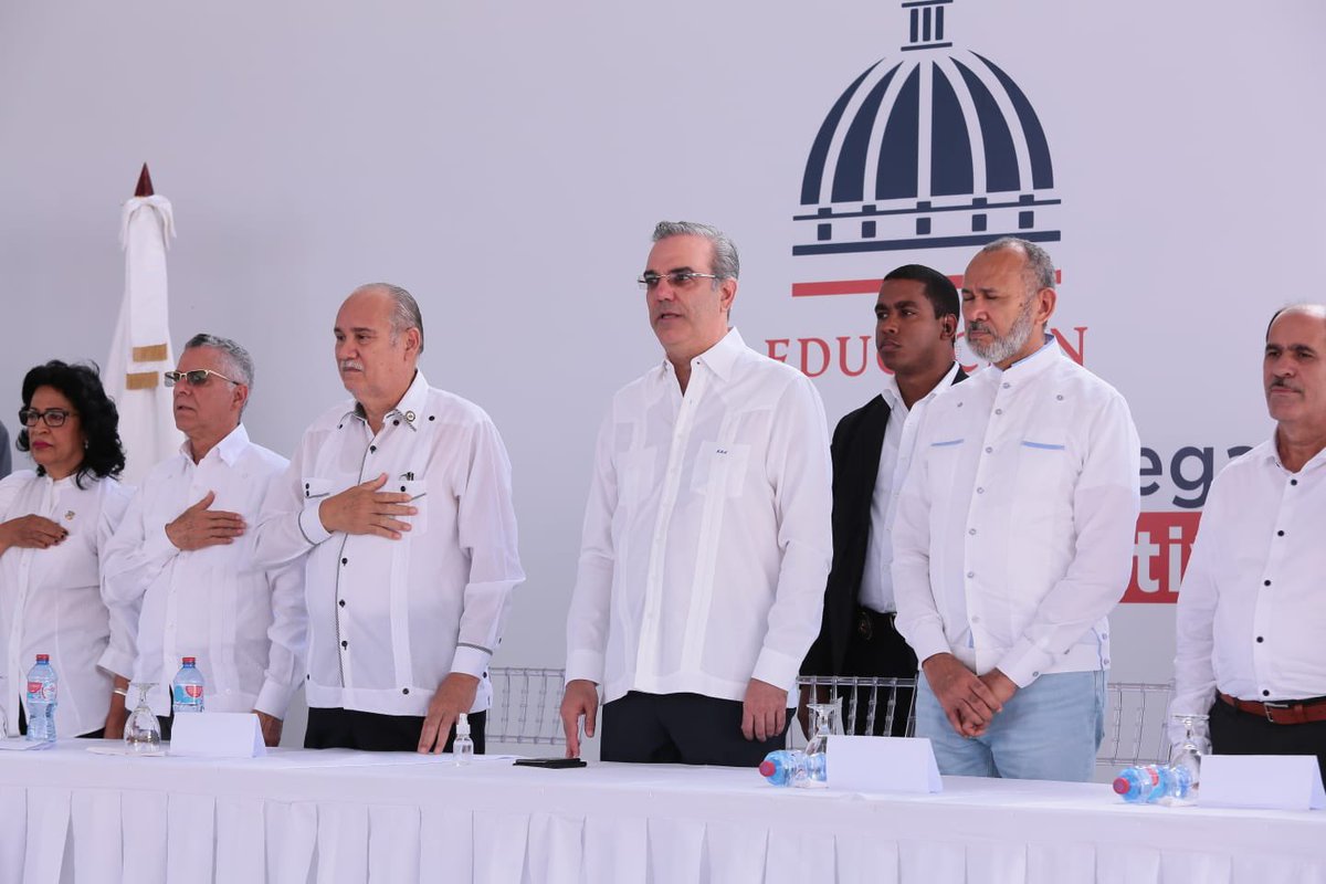 EducacionRDo's tweet photo. En un acto encabezado por el presidente @luisabinader, el @INABIERD realizó la entrega de utilería escolar a los estudiantes del Centro Educativo Patria Mella para el año lectivo 2022-2023.

#UtileríaATiempo https://t.co/ANSmulBrYP