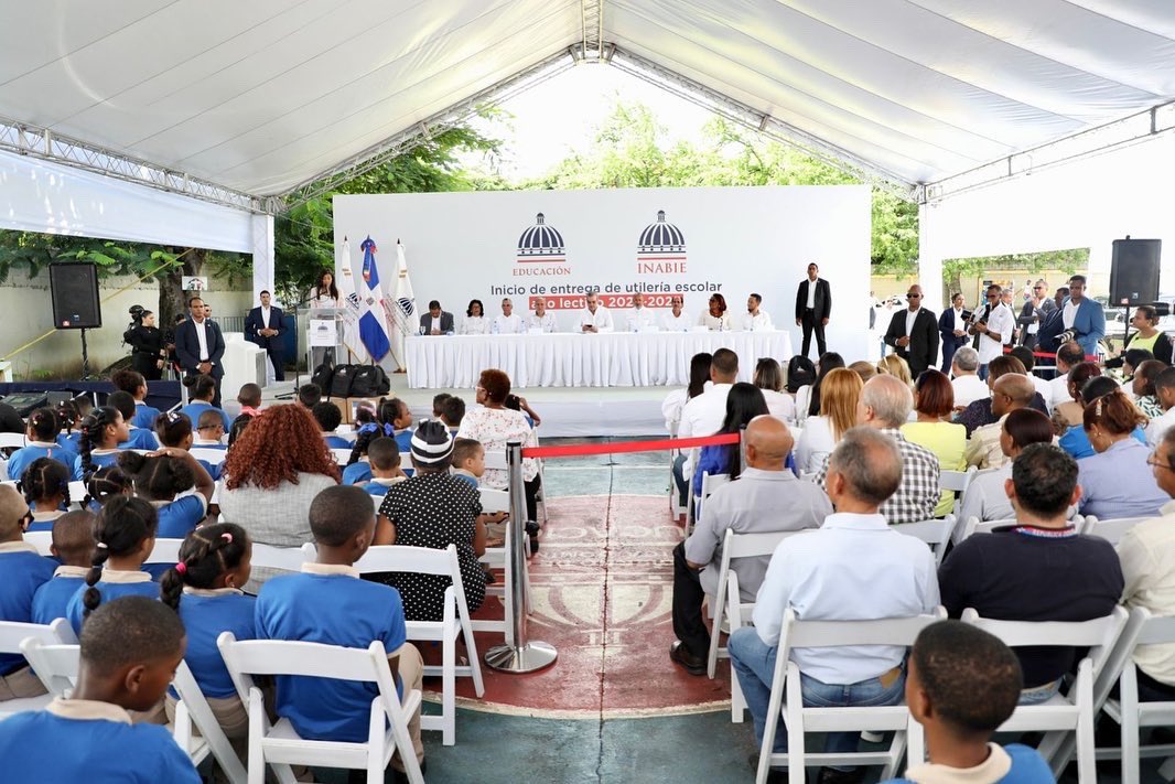 EducacionRDo's tweet photo. En un acto encabezado por el presidente @luisabinader, el @INABIERD realizó la entrega de utilería escolar a los estudiantes del Centro Educativo Patria Mella para el año lectivo 2022-2023.

#UtileríaATiempo https://t.co/ANSmulBrYP