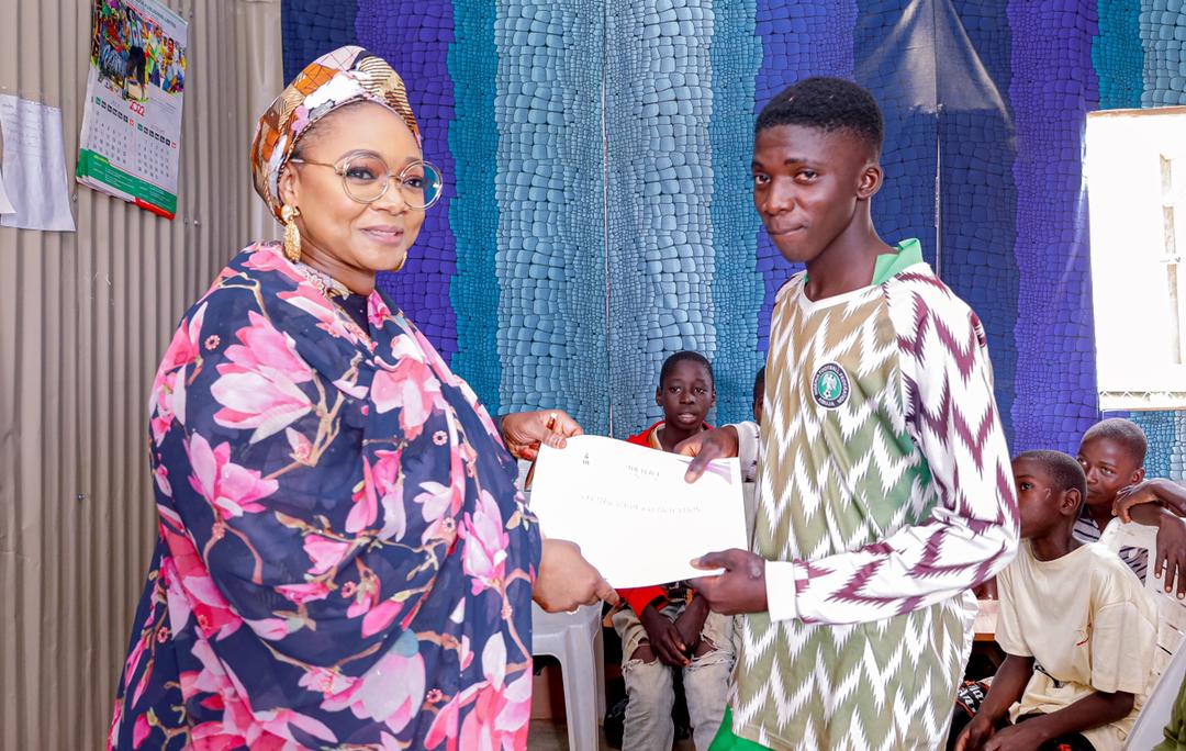 KemPatriot's tweet photo. @ImmaculateIman is 
A gift that keeps giving!
#MamaIDP is focused on giving Internally Displaced Persons hope &amp; a sense of belonging despite life's challenges 
Pictures show #MamaIDP  #Harvardstudents, who taught at #IDPcamps &amp; their Happy Students who received Certs
#KemTwits https://t.co/i9D538IN7H