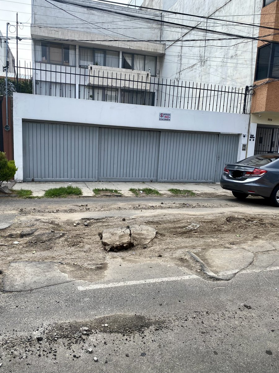 chimiscolera10's tweet photo. Ucrania? No. Tremendo boquete en la calle de Quito, en Gustavo A. Madero. Donde estan las autoridades que tanto dicen preocuparse por el bienestar del pueblo? @TuAlcaldiaGAM @fchiguil @vecinoslindavis @LindavistaUnida @SOBSECDMX https://t.co/YZN83r4hRb