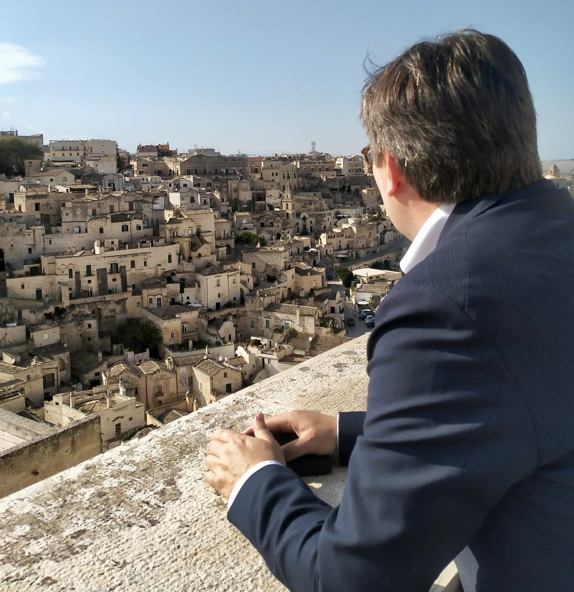 amendolaenzo's tweet photo. “A #Matera c’è una straordinaria aria di libertà che ci fa credere che le tante difficoltà del nostro Mezzogiorno le possiamo affrontare e prendere di petto”. Le parole di David Sassoli, ispirazione per me qui alla Cava del Sole, luogo speciale intitolato proprio a David. https://t.co/hC9T20EAKa