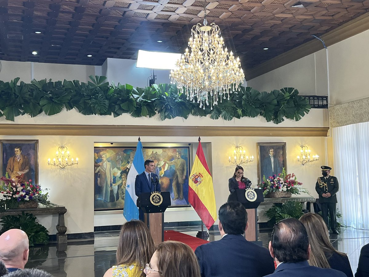lanotta's tweet photo. “Trabajamos sin descanso para organizar programas de profundo sentido humano” @XiomaraCastroZ presidenta de #Honduras en estos momentos en el salón Morazán en casa de gobierno. https://t.co/V2nURHgQiw