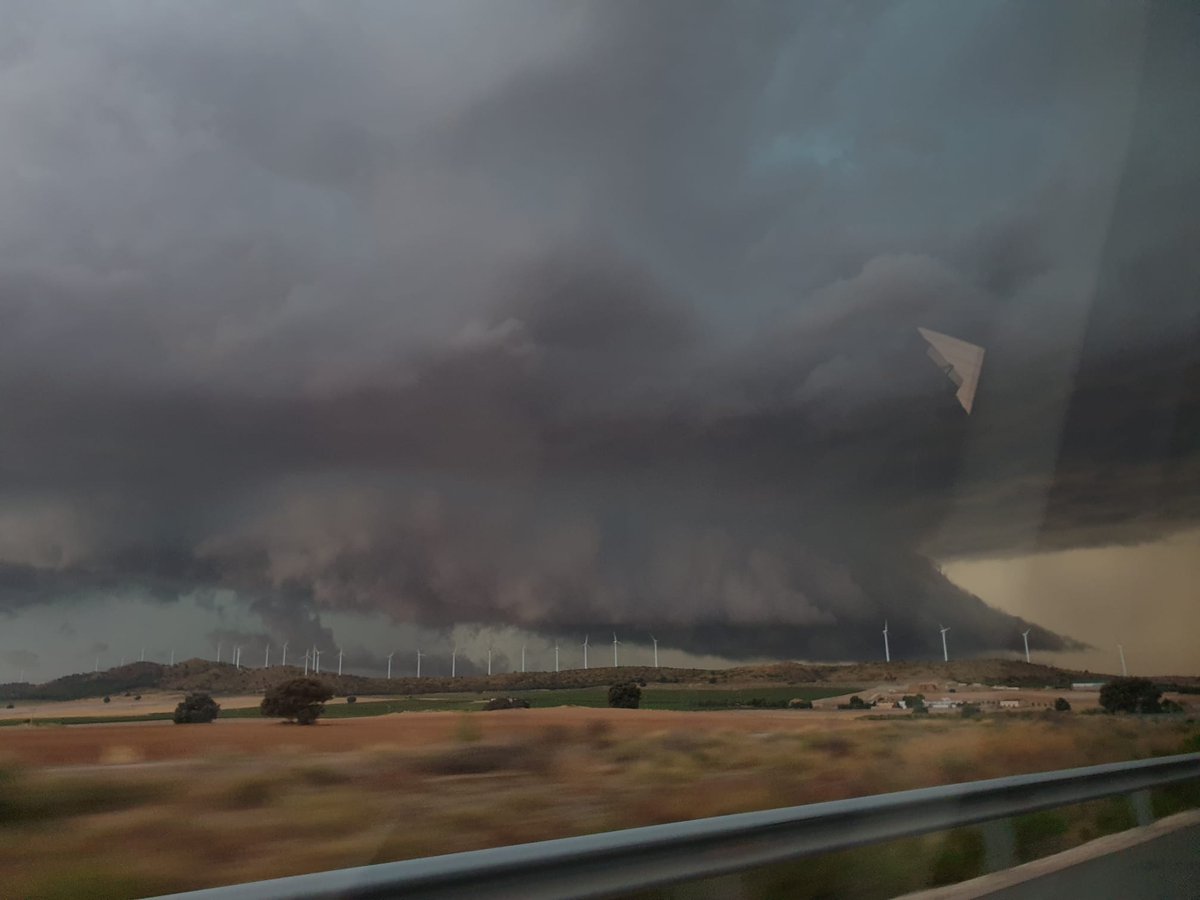MeteoSE's tweet photo. ¿Pero esto qué es? 😳 Impresionante la estructura de la tormenta que está en los alrededores de #Albacete. ¡Las llanuras albaceteñas no fallan!

📷 Las fotos nos llegan a través de familiares de nuestro compañero Juan Sáez. https://t.co/CUfXjlxdx1