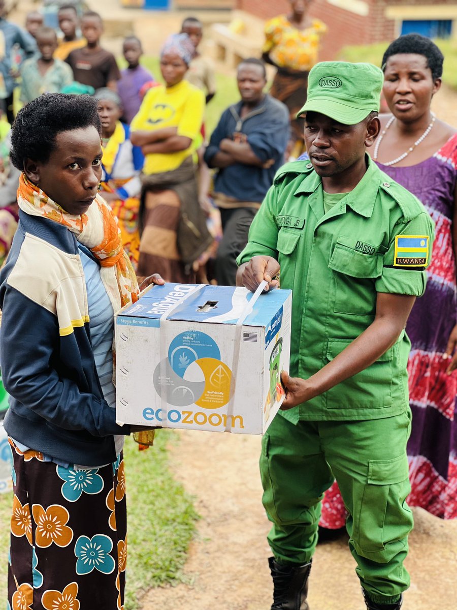 kiiza_SH's tweet photo. Thank you Burera for welcoming us and receiving our deliveries of improved modern stoves that will consume 50% less charcoal, let’s continue to protect and preserve our #environment and live a healthy life #TEDxNyarugenge @Del_Agua #ClimateAction  #Frema https://t.co/Qty67tW0LW