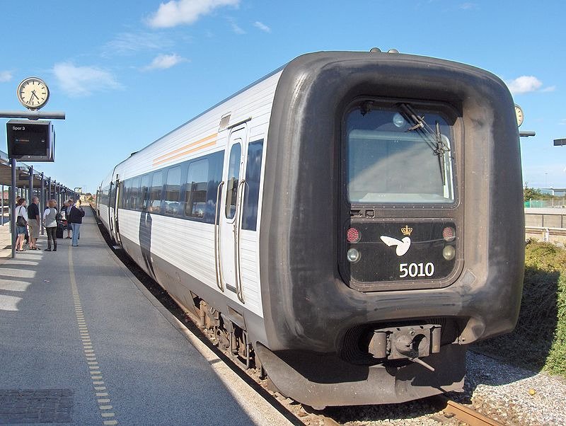 JipeTrains's tweet photo. The #IC3 (or #classMF) is a Danish-built high-comfort medium/long distance diesel multiple-unit train. The sets were built by #ABBScandia (later purchased by #Adtranz, which itself was subsequently acquired by #BombardierTransportation) in Randers. https://t.co/EPa67sCXlT