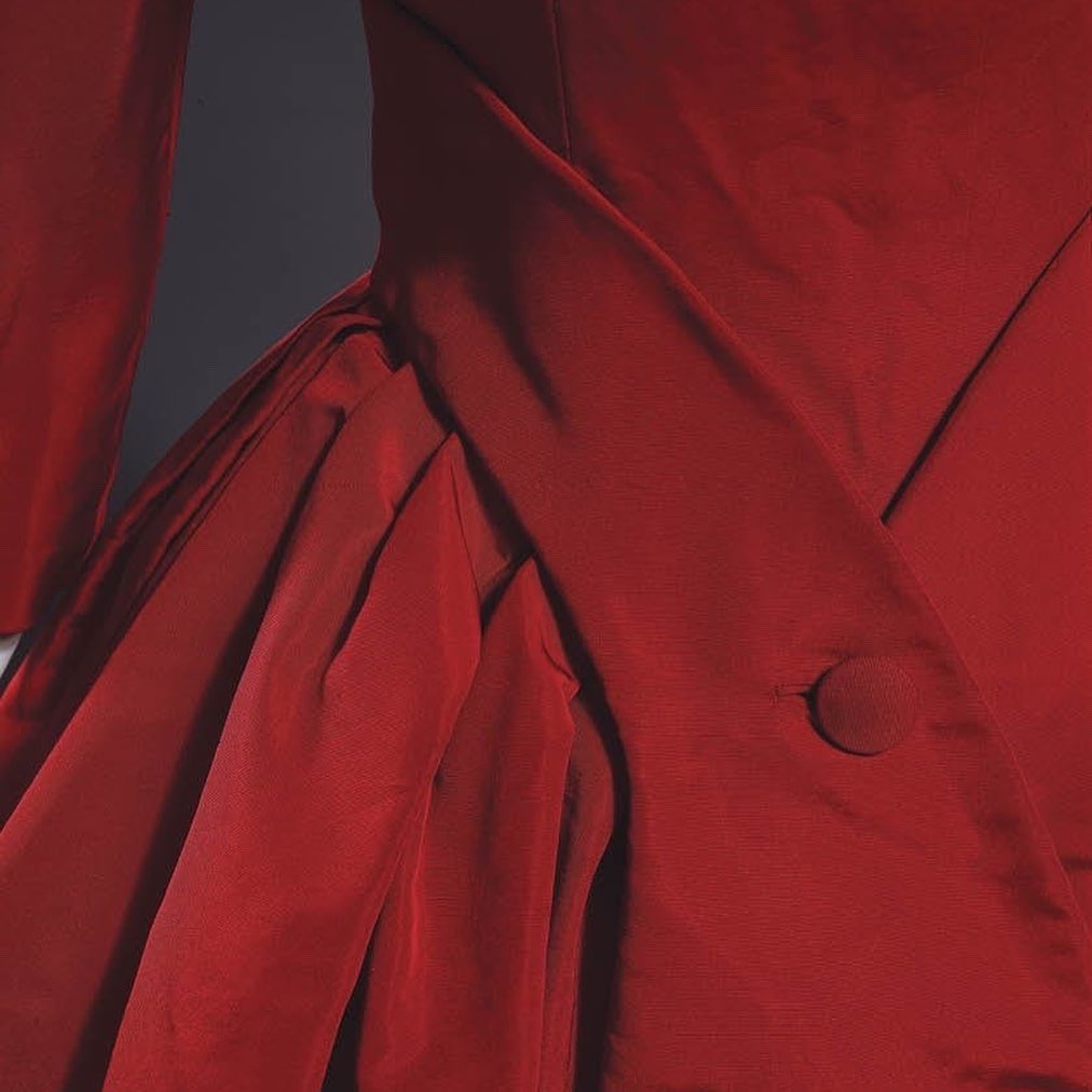 The start of a holiday weekend here calls for a #Friday Feeling of an ensemble and so a mid #1950s #Dior ought to do it. The Zemire gown still sees all of the scope of a #NewLook silhouette but with the sculpted details of the buttons <a href="/ROMtoronto/">Royal Ontario Museum</a> #fashionhistory