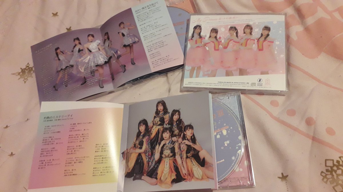 ItsKellyTimeNow's tweet photo. Part 1 of the package I got today! The Regular editions of my HouPri #MyPrincessIII CDs arrived, and so did the lottery prizes! So much Rikopin cheki! And Yuumi's message card is so sweet! I love my Rikopin signed postcards, too 🥰 #放課後プリンセス
#放プリ https://t.co/uUDFikbwxf