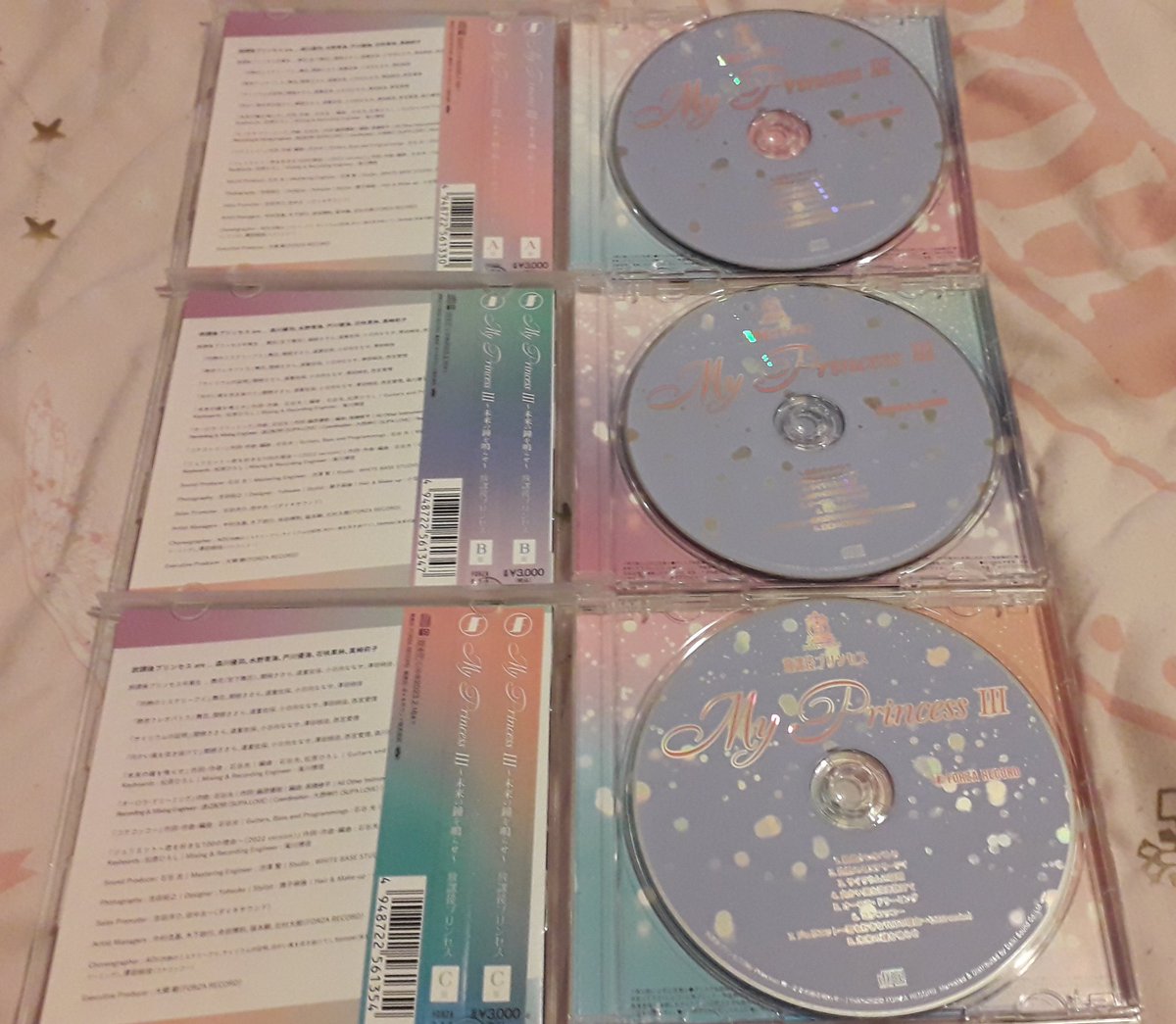 ItsKellyTimeNow's tweet photo. Part 1 of the package I got today! The Regular editions of my HouPri #MyPrincessIII CDs arrived, and so did the lottery prizes! So much Rikopin cheki! And Yuumi's message card is so sweet! I love my Rikopin signed postcards, too 🥰 #放課後プリンセス
#放プリ https://t.co/uUDFikbwxf