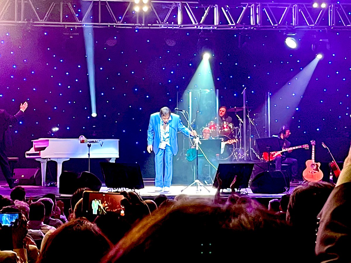 EOCis's tweet photo. 🎶Esse cara sou eu 🎶 Roberto Carlos en el @AuditorioTelmex 🤩 https://t.co/PL7stvdMH2