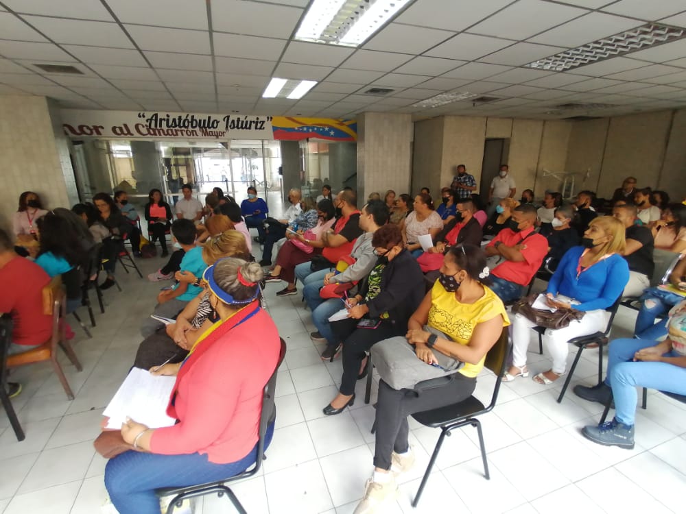 Edu_Caracas's tweet photo. #Hoy #26Agosto en las instalaciones de la @ZonaEducCaracas se desarrollo reunión con responsables y directores de las 22 parroquias de los Centros de Desarrollo Educativo en el marco de las  3R.Nets "La Nueva Época de la Educación" 
@gracielamarilis @_LaAvanzadora @MPPEDUCACION https://t.co/68ZOAkmV8D
