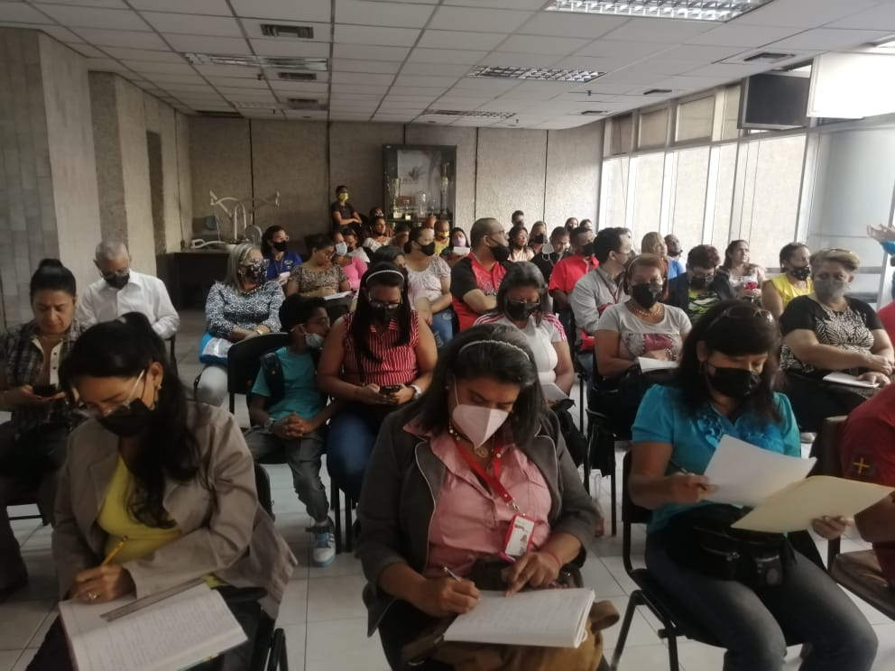 Edu_Caracas's tweet photo. #Hoy #26Agosto en las instalaciones de la @ZonaEducCaracas se desarrollo reunión con responsables y directores de las 22 parroquias de los Centros de Desarrollo Educativo en el marco de las  3R.Nets "La Nueva Época de la Educación" 
@gracielamarilis @_LaAvanzadora @MPPEDUCACION https://t.co/68ZOAkmV8D