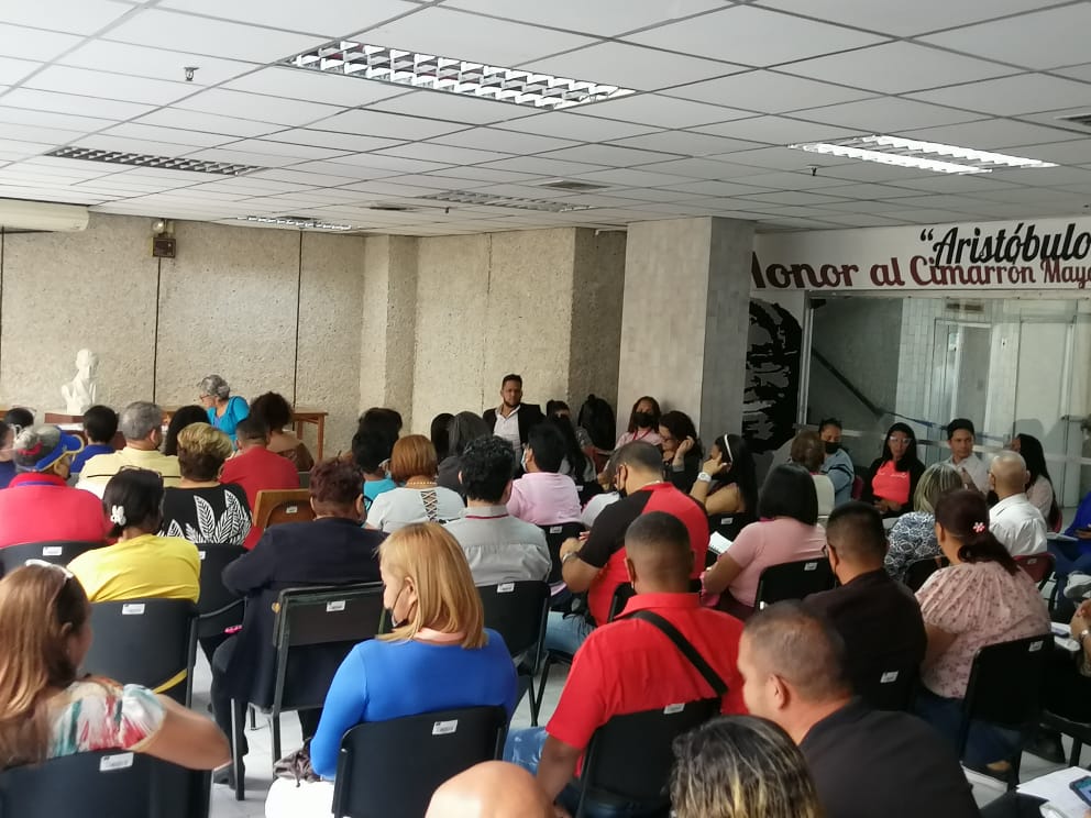 Edu_Caracas's tweet photo. #Hoy #26Agosto en las instalaciones de la @ZonaEducCaracas se desarrollo reunión con responsables y directores de las 22 parroquias de los Centros de Desarrollo Educativo en el marco de las  3R.Nets "La Nueva Época de la Educación" 
@gracielamarilis @_LaAvanzadora @MPPEDUCACION https://t.co/68ZOAkmV8D