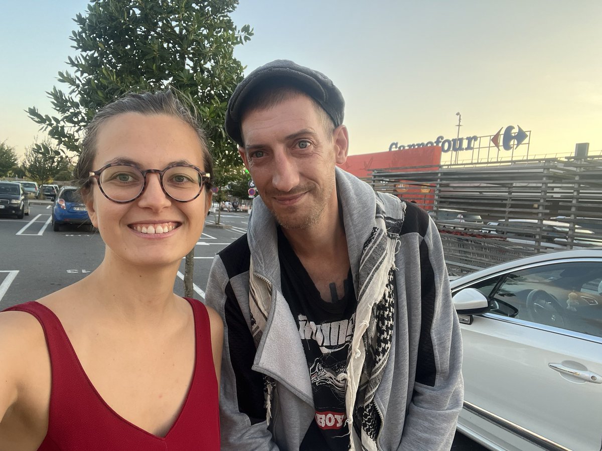 Ce soir Twitter, j’ai le coeur lourd. En allant faire mes courses à <a href="/CarrefourFrance/">Carrefour</a> à Amiens (80) j’ai rencontré Mickael. Il a frappé au carreau de ma voiture pour avoir quelques pièces. J’avais rien je lui fais signe que je suis désolée. Il s’éloigne et revient.