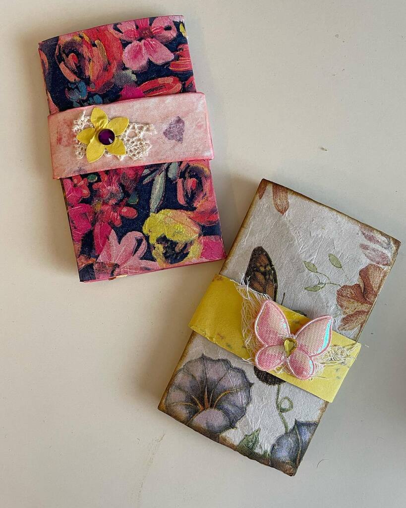 LeonasDesigns's tweet image. #MiniNotebooks from #TolietPaperRolls inspired by @gi.kerr.5 created for #JunkJournalWeekly hosted by @hopefilledjournals #junkjournalephemera #scraps  #notebooks #recyclingideas