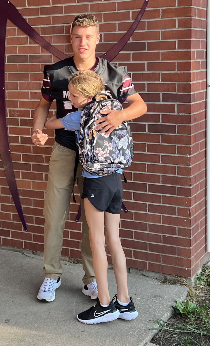 MustangFB1's tweet photo. It’s game day and High Five Friday! https://t.co/49EWCnMIWx