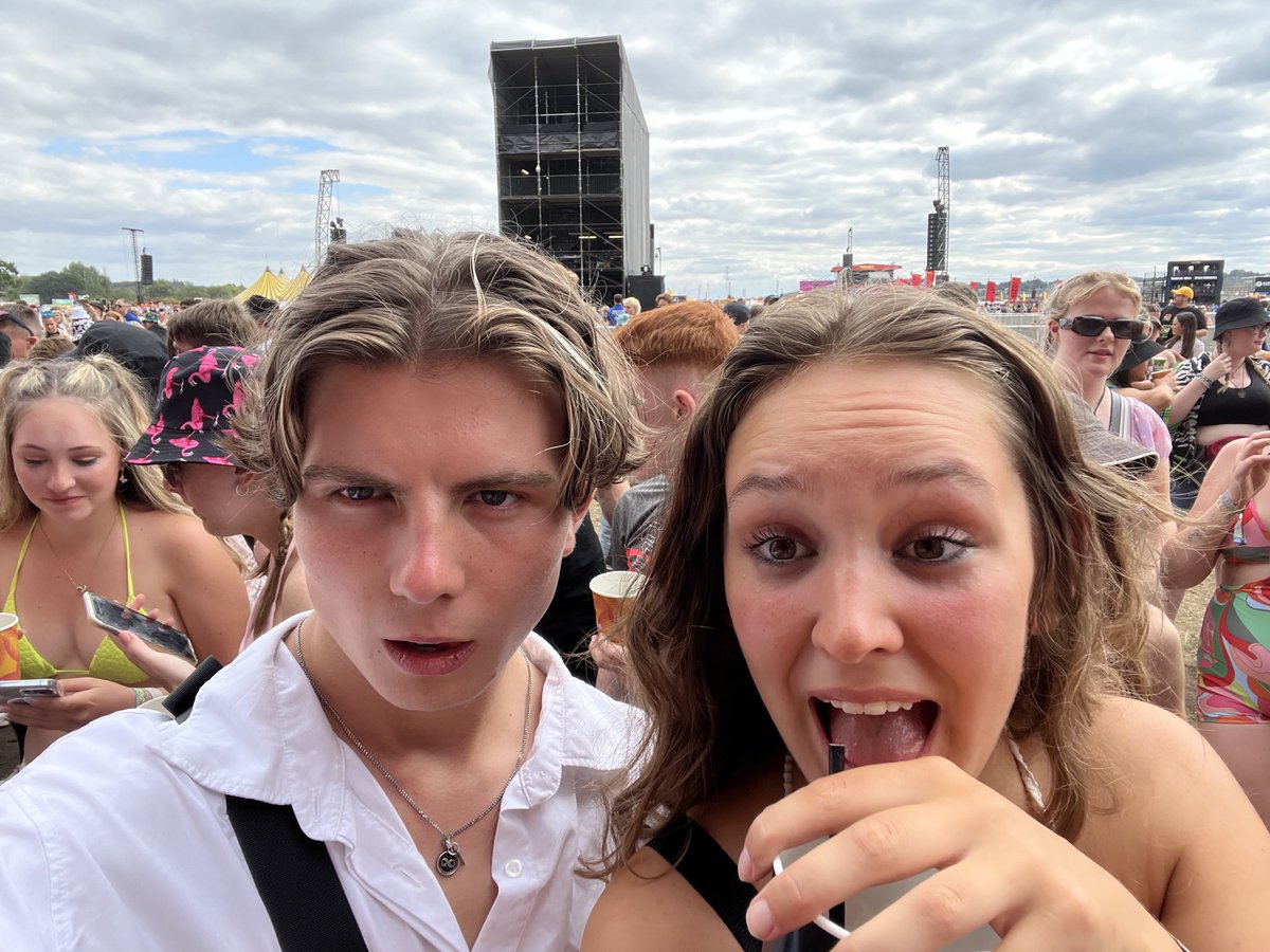 samjbloor's tweet photo. Readingggggg #readingfestival #nomusiconadeadplanet https://t.co/GpE1mi81Fc