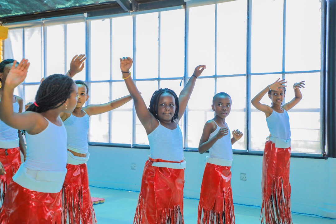 CityofKigali's tweet photo. During the Kigali Public Library's "Summer Camp", children had their talents nurtured and their horizon broadened with a variety of different activities such as theater, storytelling, illustration, gymnastics, yoga, traditional dancing, singing and play. #activeholidays https://t.co/VgjvZvkb3E