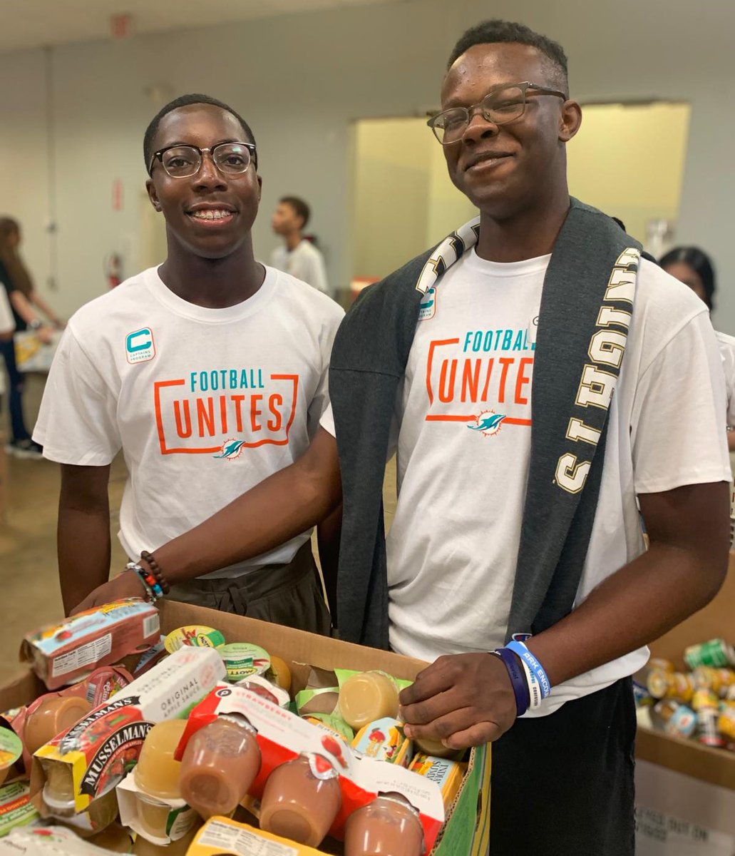 BreakthroughMia's tweet photo. Through a dynamic partnership, Football Unites invited 10 Breakthrough Miami high school students for an immersive 2-day experience to help foster an understanding of different groups of people, while encouraging them to share their own stories and experiences. 🏈 https://t.co/YkNLCRG9F6