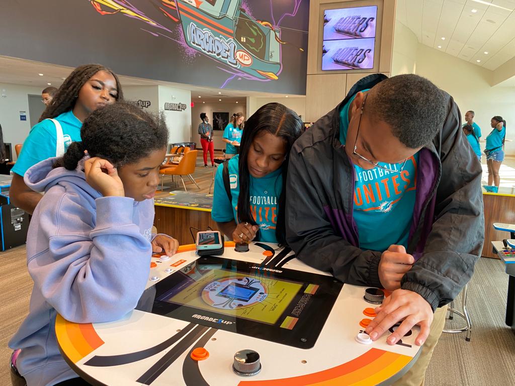 BreakthroughMia's tweet photo. Through a dynamic partnership, Football Unites invited 10 Breakthrough Miami high school students for an immersive 2-day experience to help foster an understanding of different groups of people, while encouraging them to share their own stories and experiences. 🏈 https://t.co/YkNLCRG9F6