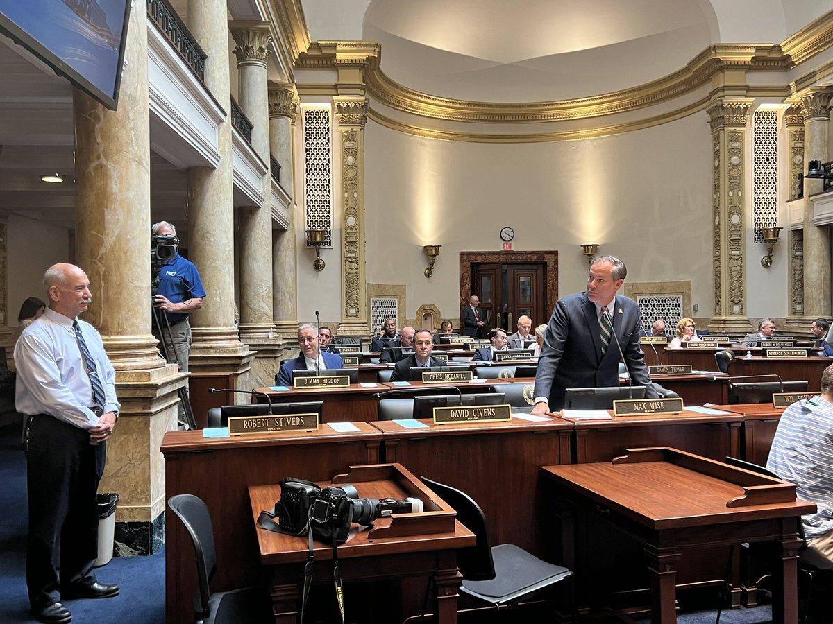 KYSenateGOP's tweet photo. Senator @maxwellwise just introduced, and the Senate adopted, a resolution recognizing @ky_lrc photographer Bruce Phillips, who will soon be retiring. 

Bruce is an incredible talent. Thanks for everything, Bruce! https://t.co/HWReN51l7r