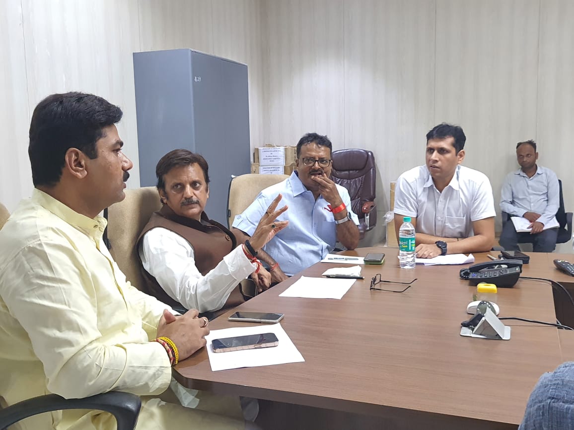 rshuklabjp's tweet photo. बसामन मामा गौवंश वन्य अभ्यारण्य में 10 हजार गौवंश के सेवा हेतु चल रहे निर्माणाधीन कार्यों की आवश्यक समीक्षा बैठक किया । 

इस दौरान बैठक में सेमरिया विधायक श्री @kptripathibjp, @RewaCollector, जिप सीईओ स्वप्निल वानखेड़े सहित अधिकारीगण एवं निर्माण एजेंसी के प्रतिनिधि उपस्थित रहे। https://t.co/dnWI9kYYJO