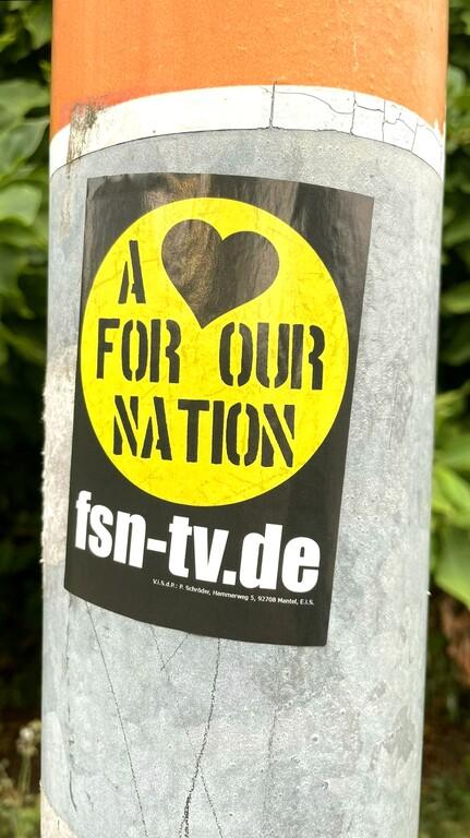 dokutoll's tweet photo. 21.08.2022: Aufkleber „Bahnhof“, „A <3 for a Nation“ und „Typisch Deutsch“ in Harpstedt

#nonazis #lkol2108 https://t.co/Yiz1MOq5TS