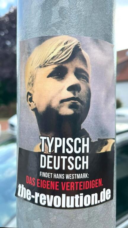dokutoll's tweet photo. 21.08.2022: Aufkleber „Bahnhof“, „A <3 for a Nation“ und „Typisch Deutsch“ in Harpstedt

#nonazis #lkol2108 https://t.co/Yiz1MOq5TS