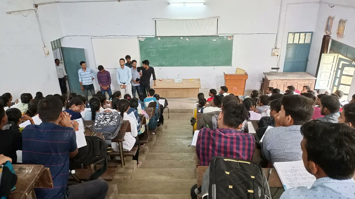 voice_shubham's tweet photo. इलाहाबाद विश्वविद्यालय विद्यालय में छात्र अवैध फ़ीस वृद्धि के खिलाफ तीन दिन से आमरण अनशन पर बैठे है, परन्तु अभी तक विश्वविद्यालय प्रशासन की ओर से कोई सार्थक पहल नही की गई और ना ही कोई सुधी ली गयी, विश्वविद्यालय प्रशासन के इस अमानवीय रवैये के खिलाफ प्रदर्शन।
#protestagainstfeehike https://t.co/gTSQfHuNiH