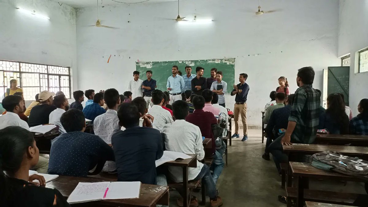 voice_shubham's tweet photo. इलाहाबाद विश्वविद्यालय विद्यालय में छात्र अवैध फ़ीस वृद्धि के खिलाफ तीन दिन से आमरण अनशन पर बैठे है, परन्तु अभी तक विश्वविद्यालय प्रशासन की ओर से कोई सार्थक पहल नही की गई और ना ही कोई सुधी ली गयी, विश्वविद्यालय प्रशासन के इस अमानवीय रवैये के खिलाफ प्रदर्शन।
#protestagainstfeehike https://t.co/gTSQfHuNiH