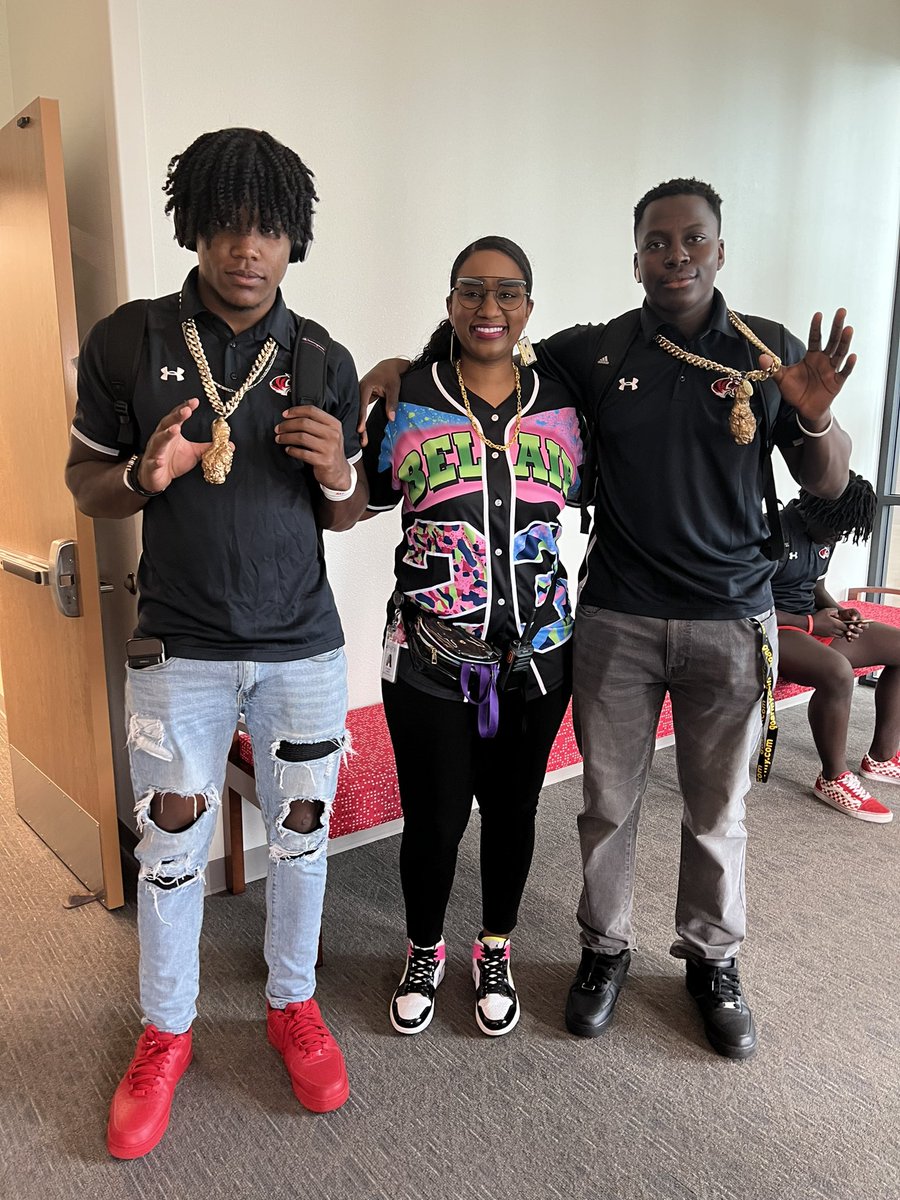 BHSfreshZONE's tweet photo. 90’s day w/the “Fresh Princess-pal” and our BHS Varsity Football players! Love the chicken wing gold chains🤣🤣!! @CSOSUAVE17 @BraswellBooster @braswellhs @Coach_Cmoore #goodlucktonight #onami22ion https://t.co/EGcaUag66A