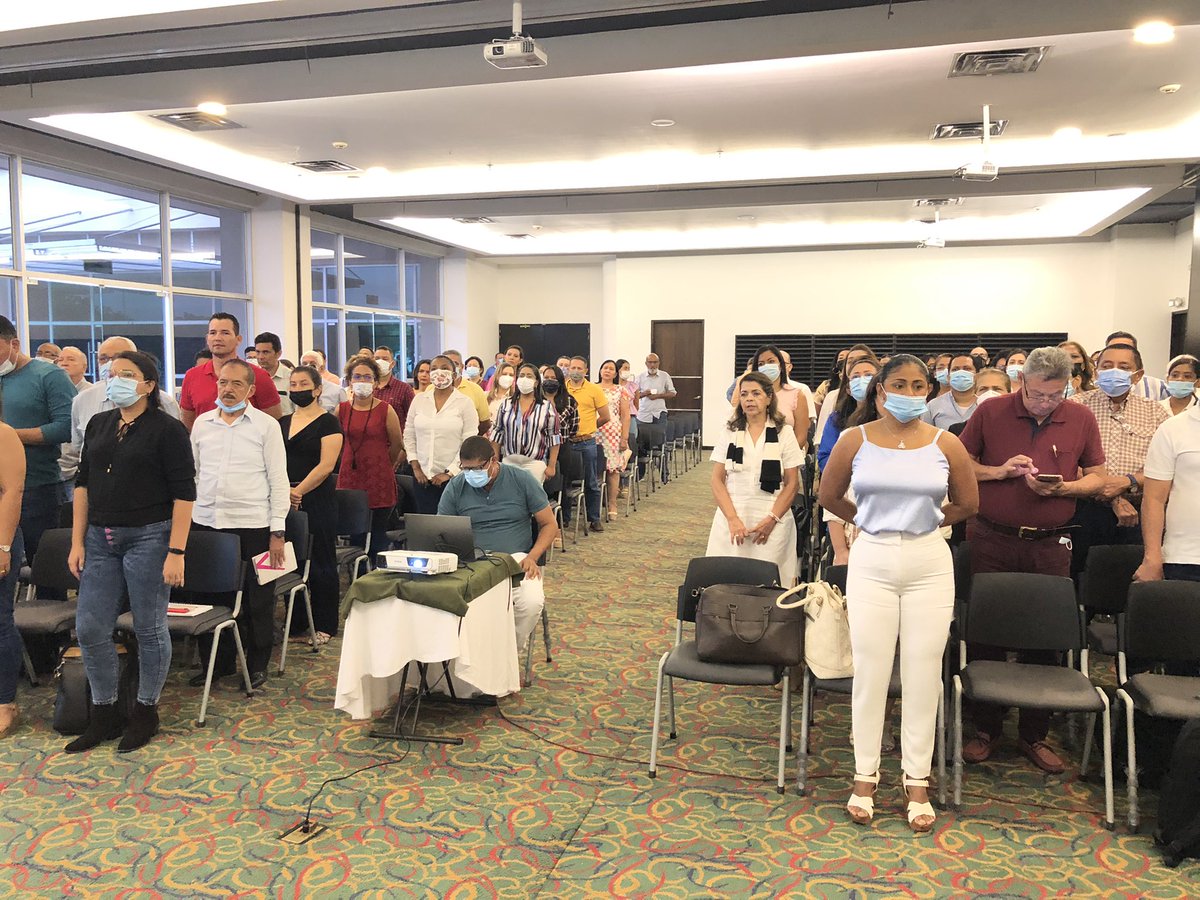 RoberRomeroR's tweet photo. #AEstaHora acompaño a docentes e invitados especiales en la Conferencia del programa d Formación Profesoral d la @Unipopularcesar para lograr la excelencia. Gracias al @Mineduc y nuestra comunidad académica por acudir al llamado y estar comprometidos #PorelResurgirdelaUPC https://t.co/cbfNLRNumM