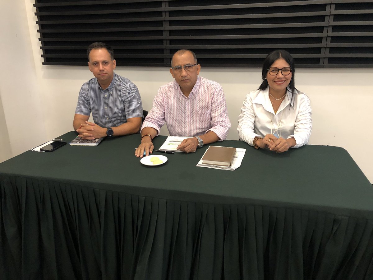 RoberRomeroR's tweet photo. #AEstaHora acompaño a docentes e invitados especiales en la Conferencia del programa d Formación Profesoral d la @Unipopularcesar para lograr la excelencia. Gracias al @Mineduc y nuestra comunidad académica por acudir al llamado y estar comprometidos #PorelResurgirdelaUPC https://t.co/cbfNLRNumM