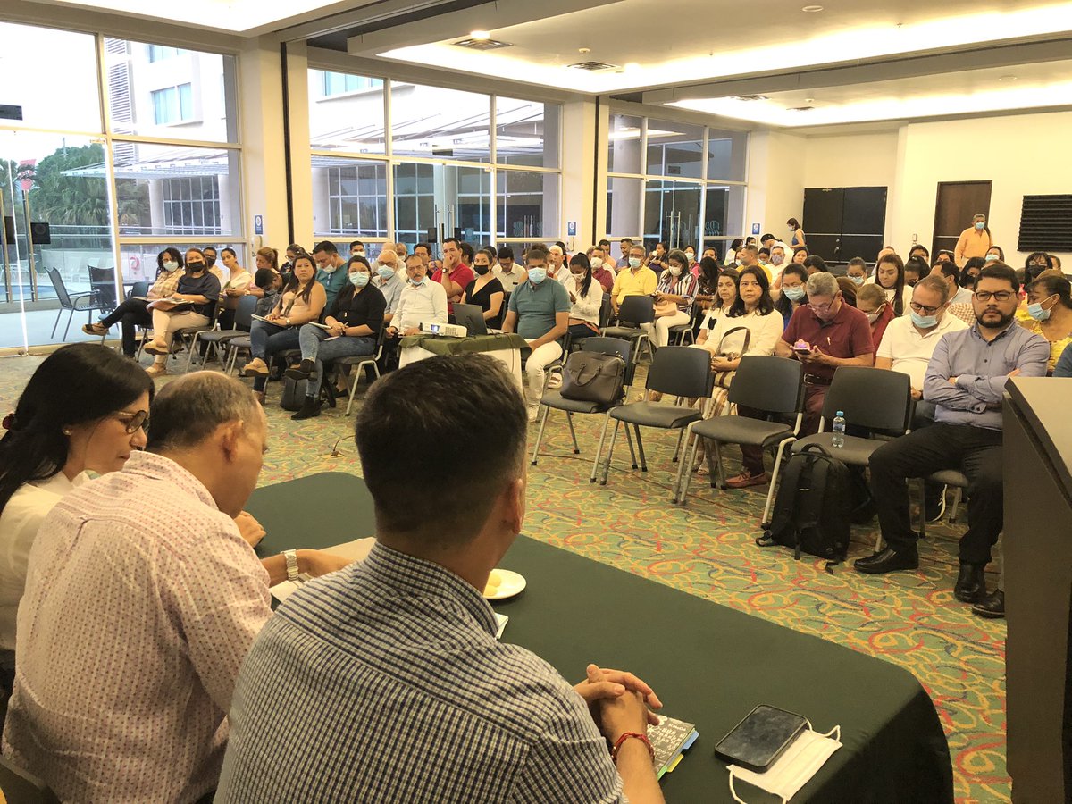 RoberRomeroR's tweet photo. #AEstaHora acompaño a docentes e invitados especiales en la Conferencia del programa d Formación Profesoral d la @Unipopularcesar para lograr la excelencia. Gracias al @Mineduc y nuestra comunidad académica por acudir al llamado y estar comprometidos #PorelResurgirdelaUPC https://t.co/cbfNLRNumM