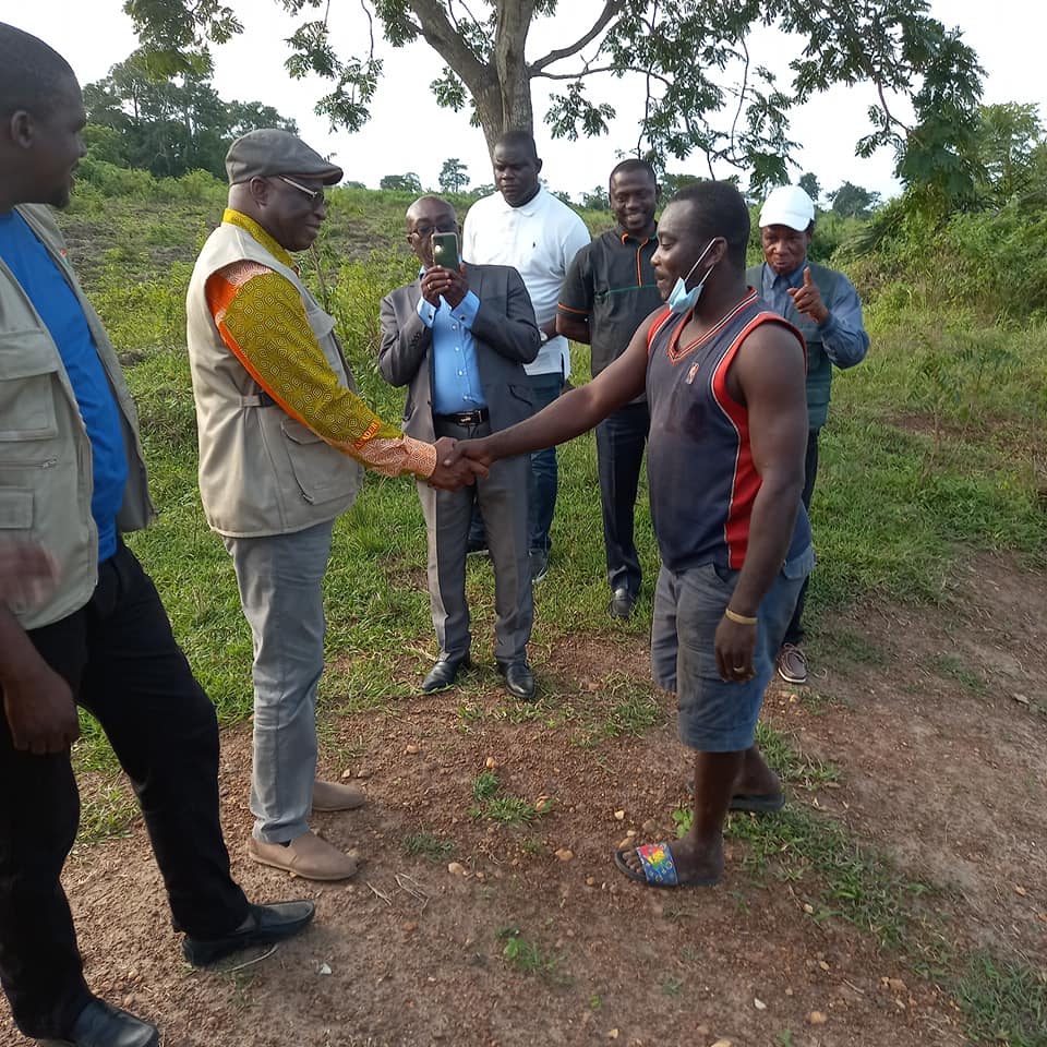 ANADER_CI's tweet photo. Le Directeur Général de l'#ANADER souhaitant s'enquérir personnellement de l'avancement sur le terrain du Programme d'Urgence du Secteur Agricole #PURGA2 a donc effectué cet après midi une visite improvisée sur des parcelles de ⤵️⤵️
#CIV225
@Gouvci
#Securitealimentaire https://t.co/fuhOS7qww2