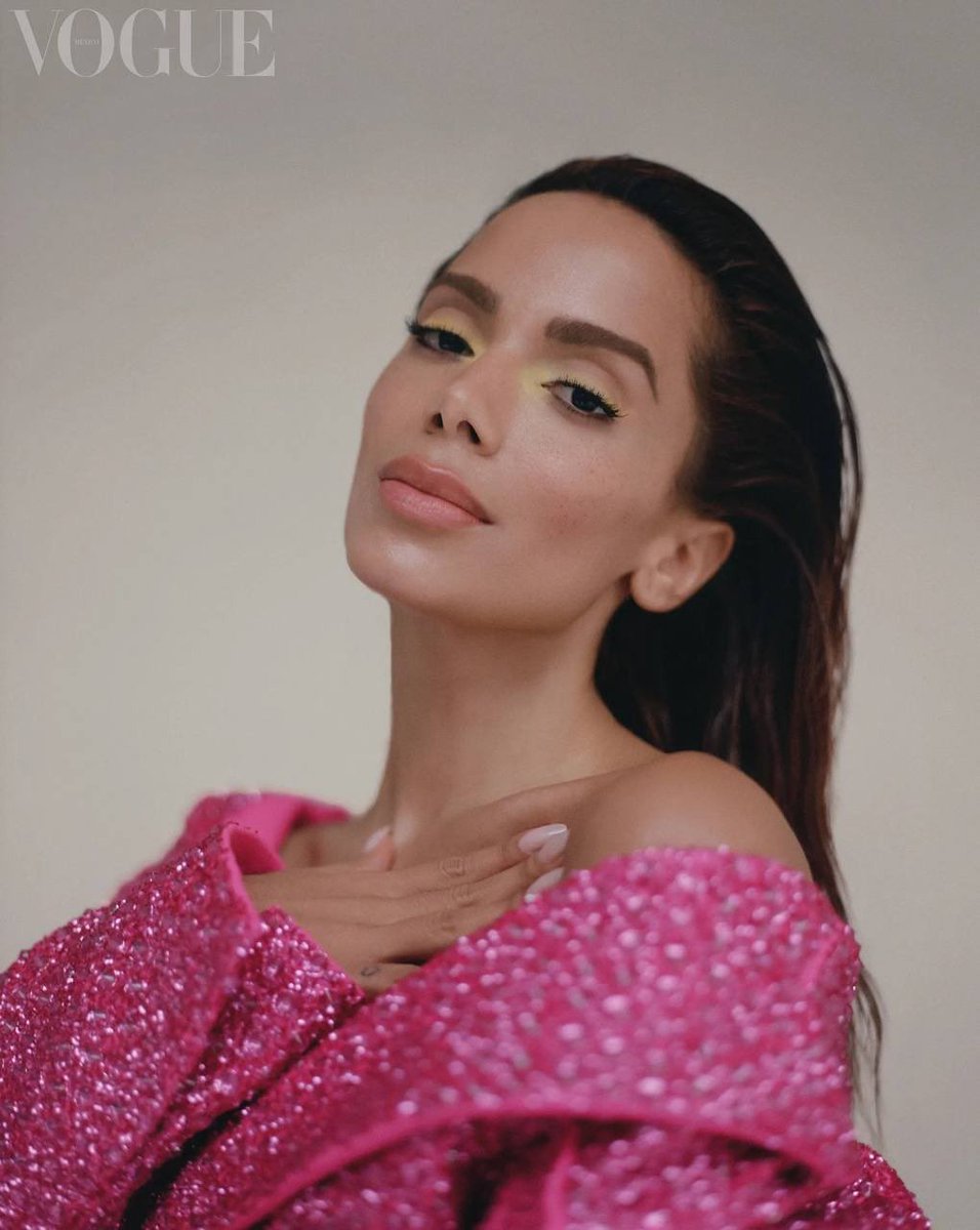 updatecharts's tweet photo. "Minha ideia é fazer do funk um ritmo global, para que todos no mundo o ouçam. Fazer as pessoas ouvirem e cantarem funk como agora com reggaeton, por exemplo" — Anitta para a Vogue México. https://t.co/BaXcVM3VKi
