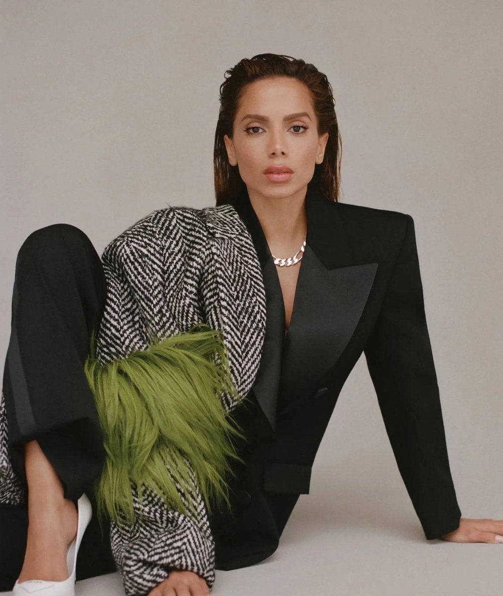 updatecharts's tweet photo. "Minha ideia é fazer do funk um ritmo global, para que todos no mundo o ouçam. Fazer as pessoas ouvirem e cantarem funk como agora com reggaeton, por exemplo" — Anitta para a Vogue México. https://t.co/BaXcVM3VKi