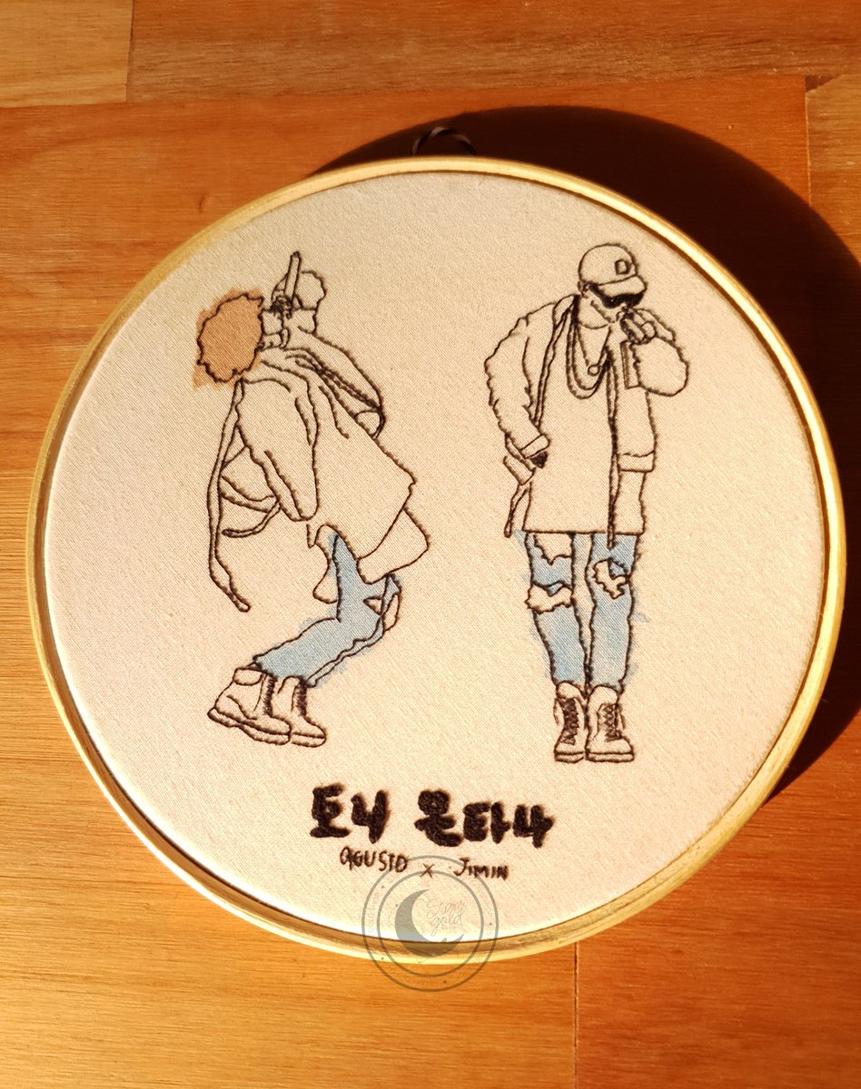 StayGoldShop's tweet photo. Hey gentleman, wait a minute 🗣️🗣️
Então veio aí, mais uma PRONTA ENTREGA da Stay 🥰🥰🥰🥰

O feat do século, no bordado mais fofo 💜

- 16 cm e com bastidor de alta qualidade de bambu - usando técnica em aquarela.
$55 + o frete (RJ com frete fixo)

Pedidos via DM 💜 https://t.co/viQ3RqIEjw