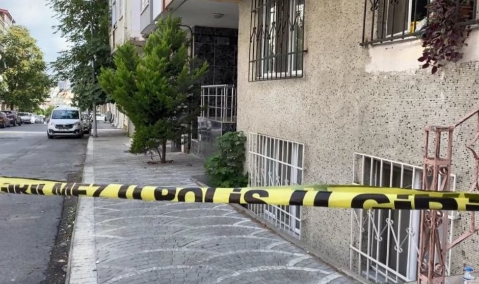 devlislkadinlar's tweet photo. Gaziosmanpaşa Sarıgöl Mahallesi'nde  Korkut Gezici, evli olduğu Sevtap Akbacı'yı silahla vurarak öld��rdükten sonra kızı Muazzez Gezici'yi silahla yaraladı. 

Korkut Gezici daha sonra yeğeni olan Sinan Özfidan'ı da evine giderek öldürdü. 

Katil aranıyor. 
#sevtapakbacı 
#cinayet https://t.co/8XzVsIotDS