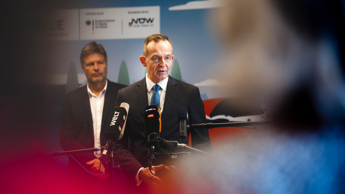 BMV's tweet photo. Damit der Ausbau von #Ladesäulen &amp; Stromnetz endlich zusammen gedacht wird, haben wir heute eine gemeinsame Steuerungsgruppe aufgestellt, die alle Akteure an einen Tisch holt. So können wir Hürden abbauen &amp; schneller nutzerfreundliche #Ladeinfrastruktur aufbauen, so @Wissing. https://t.co/XSpZq7eBXJ